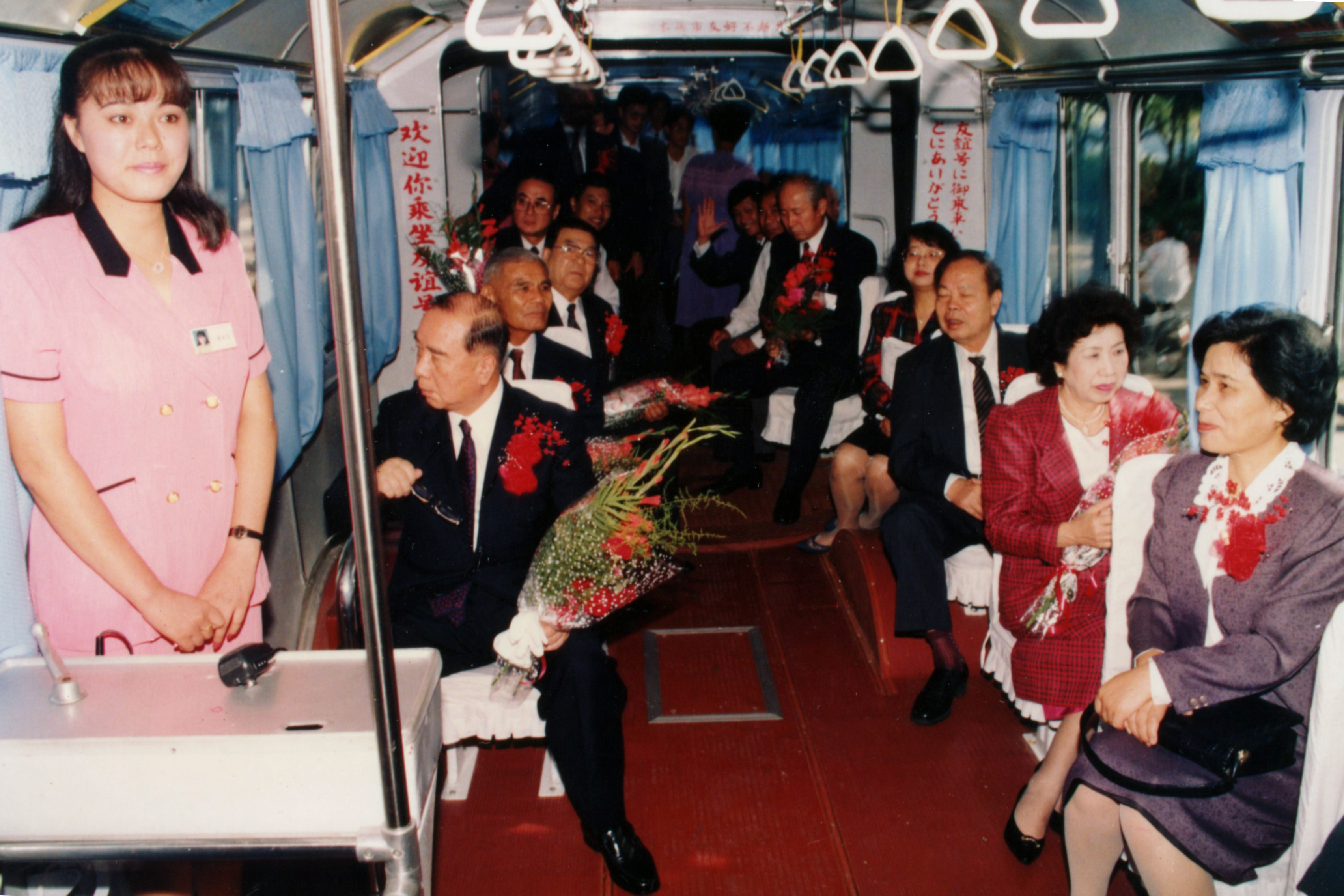 桂林市市长与熊本市市长乘坐熊本号车.jpg